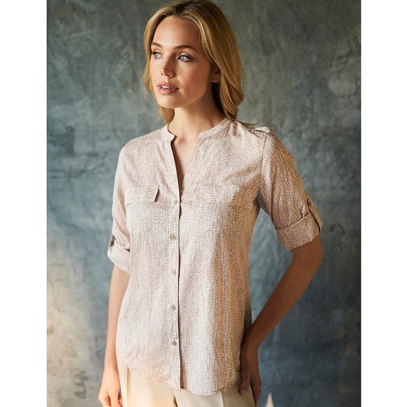 Calvin Klein
Rose Water Banded Collar Long Roll-Tab Sleeve Button Front Top. M - Picture 8 of 11
